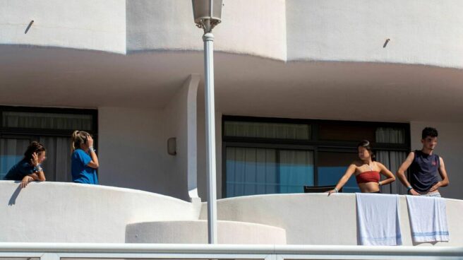 el-macrobrote-en-mallorca-casi-950-casos-12-ingresados-y-250-jovenes-aislados-en-hoteles