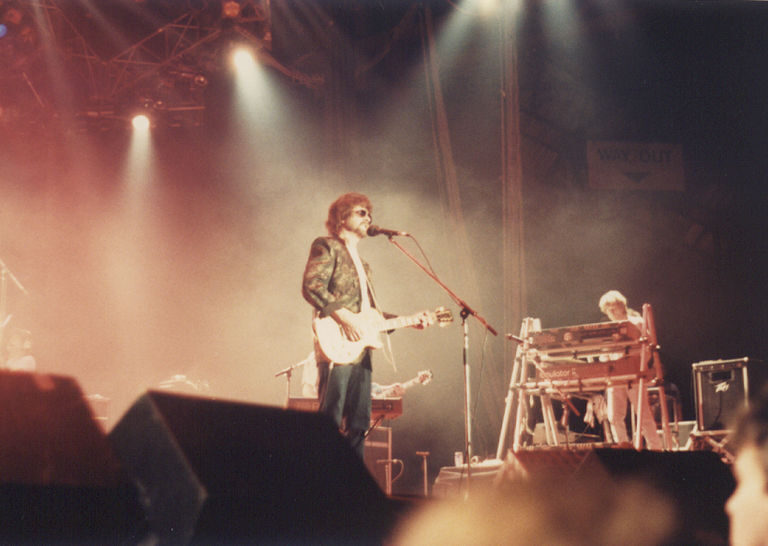 El lujo de la luz eléctrica y su orquesta