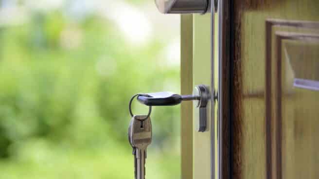 Cómo elegir el tipo de hipoteca es una tarea importante en la compra de una vivienda. Imagen de una llave en una cerradura.