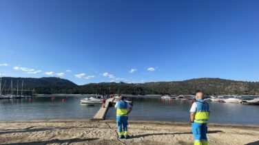 Los bomberos y la Guardia Civil buscan a una niña que se cayó al embalse de San Juan