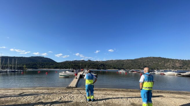 Operarios en el embalse de San Juan. Operarios en el embalse de San Juan.