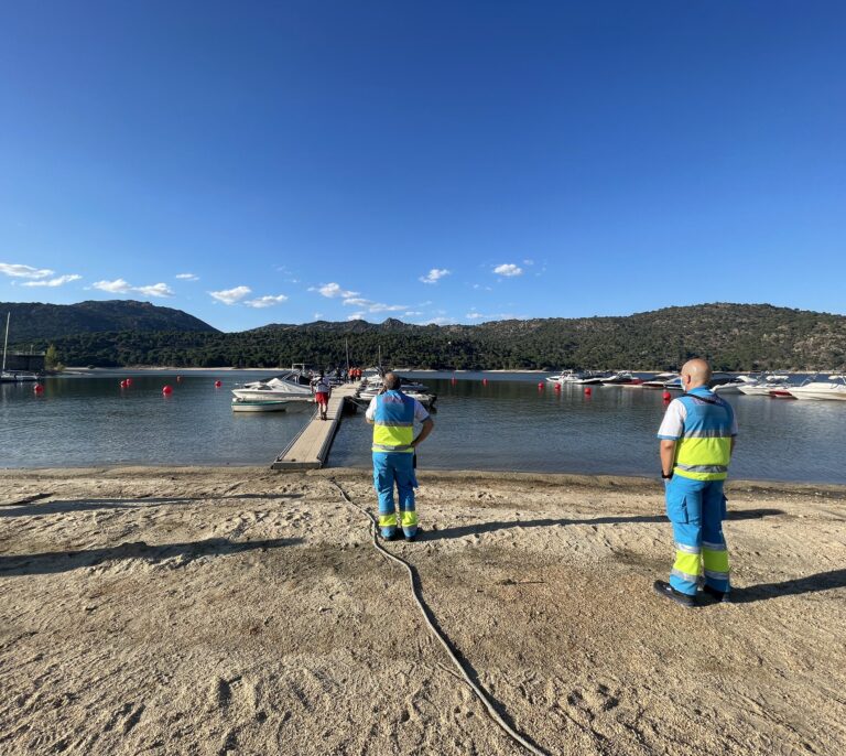 Los bomberos y la Guardia Civil buscan a una niña que se cayó al embalse de San Juan
