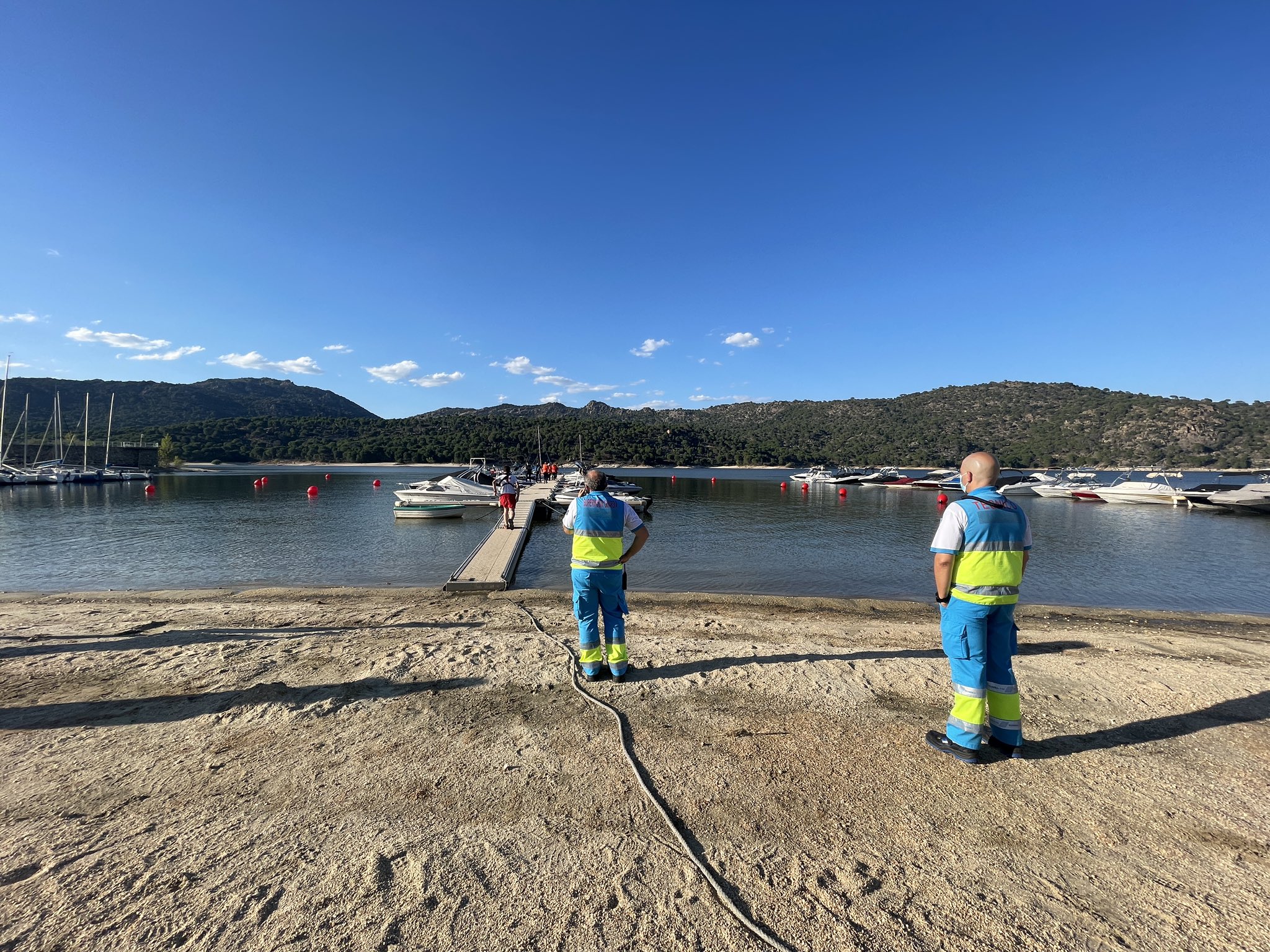 Operarios en el embalse de San Juan.