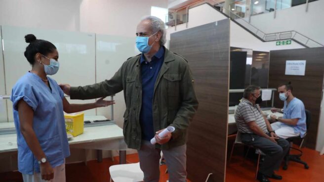 El consejero de Sanidad de la Comunidad de Madrid, Enrique Ruiz Escudero, tras recibir la vacuna contra el coronavirus.