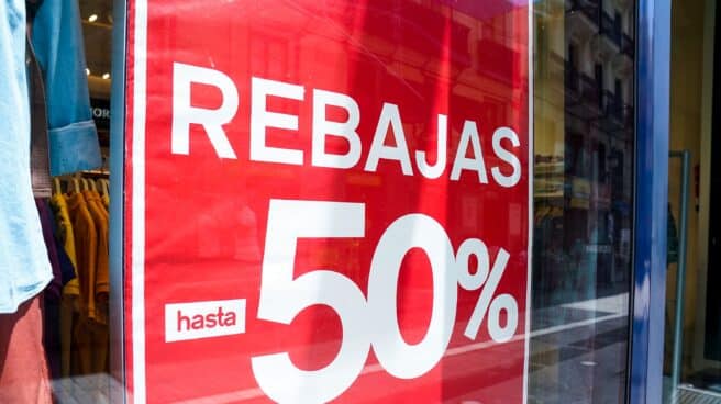 Escaparate de un establecimiento de la capital en plenas rebajas de verano.