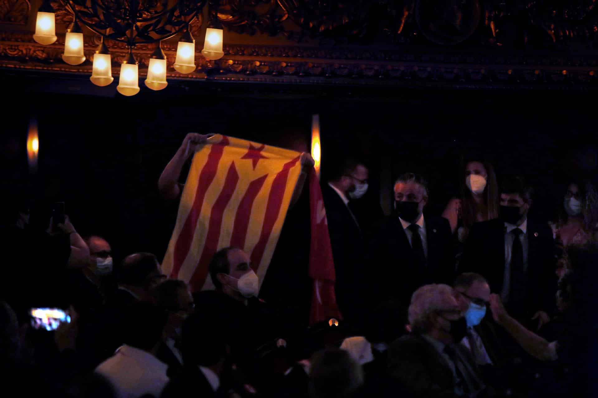 Un independentista interrumpe a gritos la intervención de Sánchez sobre los indultos en el Liceo.