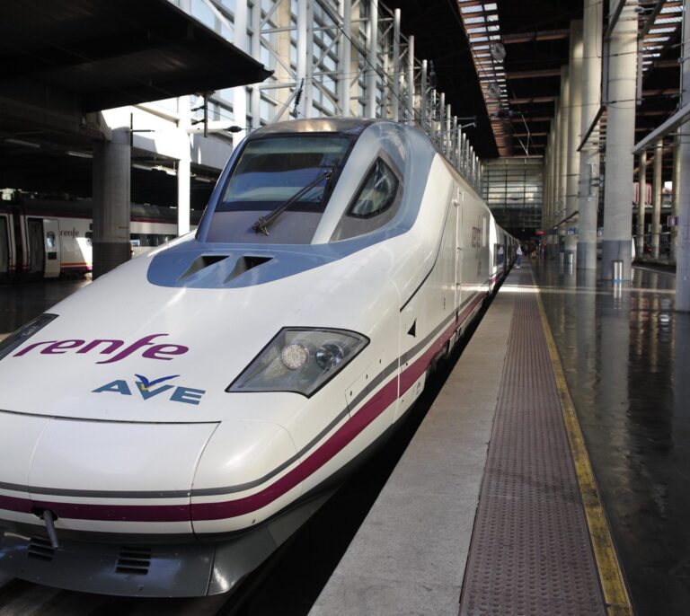 Renfe emitirá todos los partidos de La Liga y la Champions en sus trenes AVE y Avlo