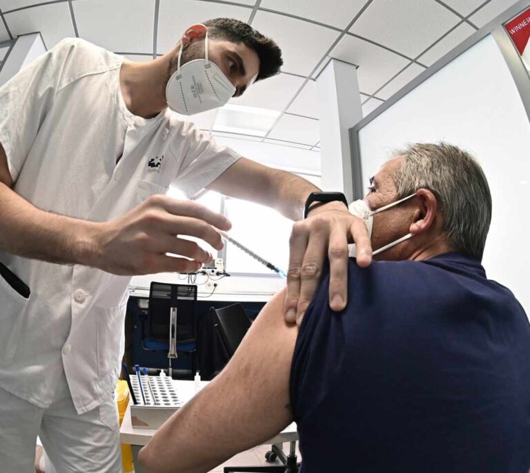 Cómo pedir la autocita para la tercera dosis a mayores de 55 años en Madrid
