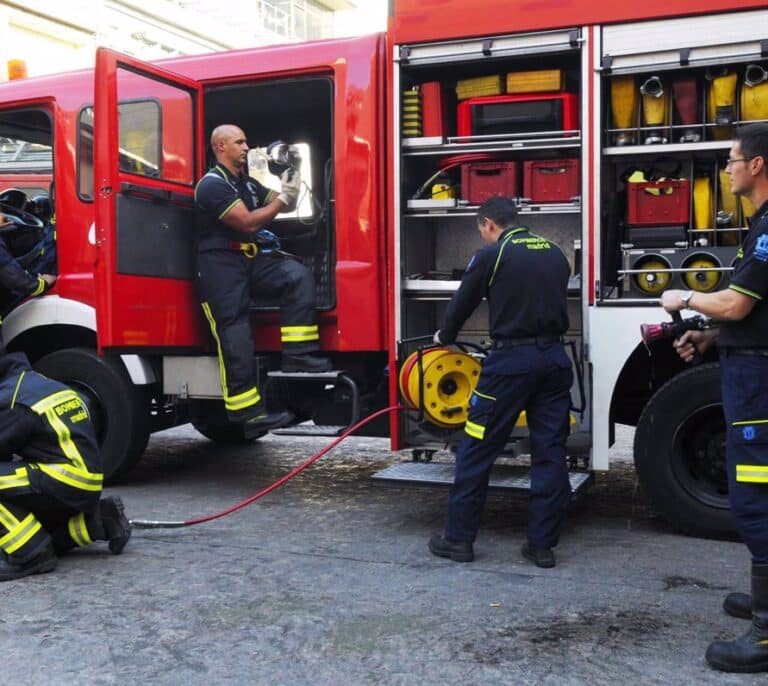 Afectadas cuatro naves de una empresa de jamones por un incendio en Granada