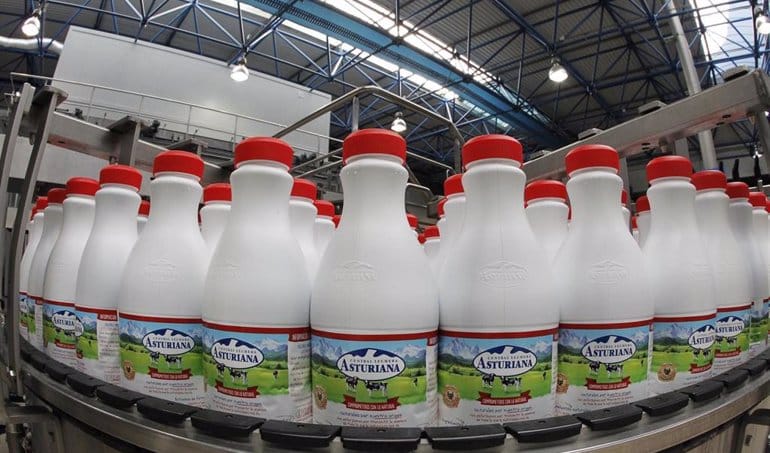Botellas de leche de Central Lechera Asturiana.