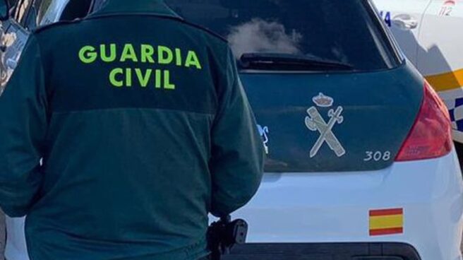 Encuentran sin vida al desaparecido de Ibiza que salió a buscar setas Un agente de la Guardia Civil de espaldas y junto a un vehículo oficial del Cuerpo.