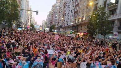 Cientos de personas protagonizan una sentada en Gran Vía al grito de 'Ley Trans Ya'