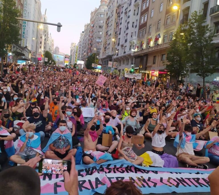 Cientos de personas protagonizan una sentada en Gran Vía al grito de 'Ley Trans Ya'