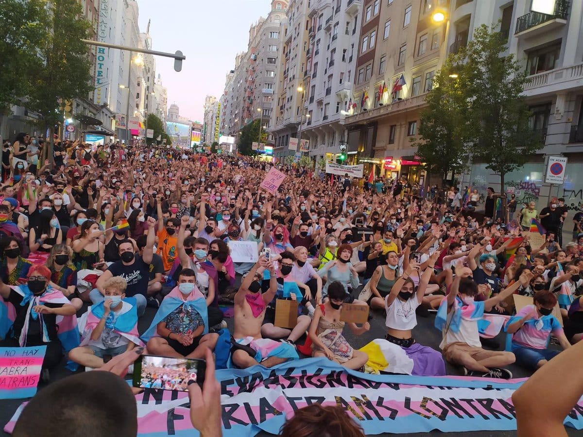 Cientos de personas protagonizan una sentada en Gran Vía al grito de 'Ley Trans Ya'
