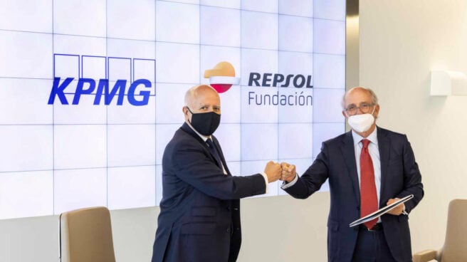 Hilario Albarracín, presidente de KPMG en España y Antonio Brufau, presidente de Fundación Repsol, durante el acto de firma del acuerdo entre ambas entidades. Hilario Albarracín, presidente de KPMG en España y Antonio Brufau, presidente de Fundación Repsol, durante el acto de firma del acuerdo entre ambas entidades.
