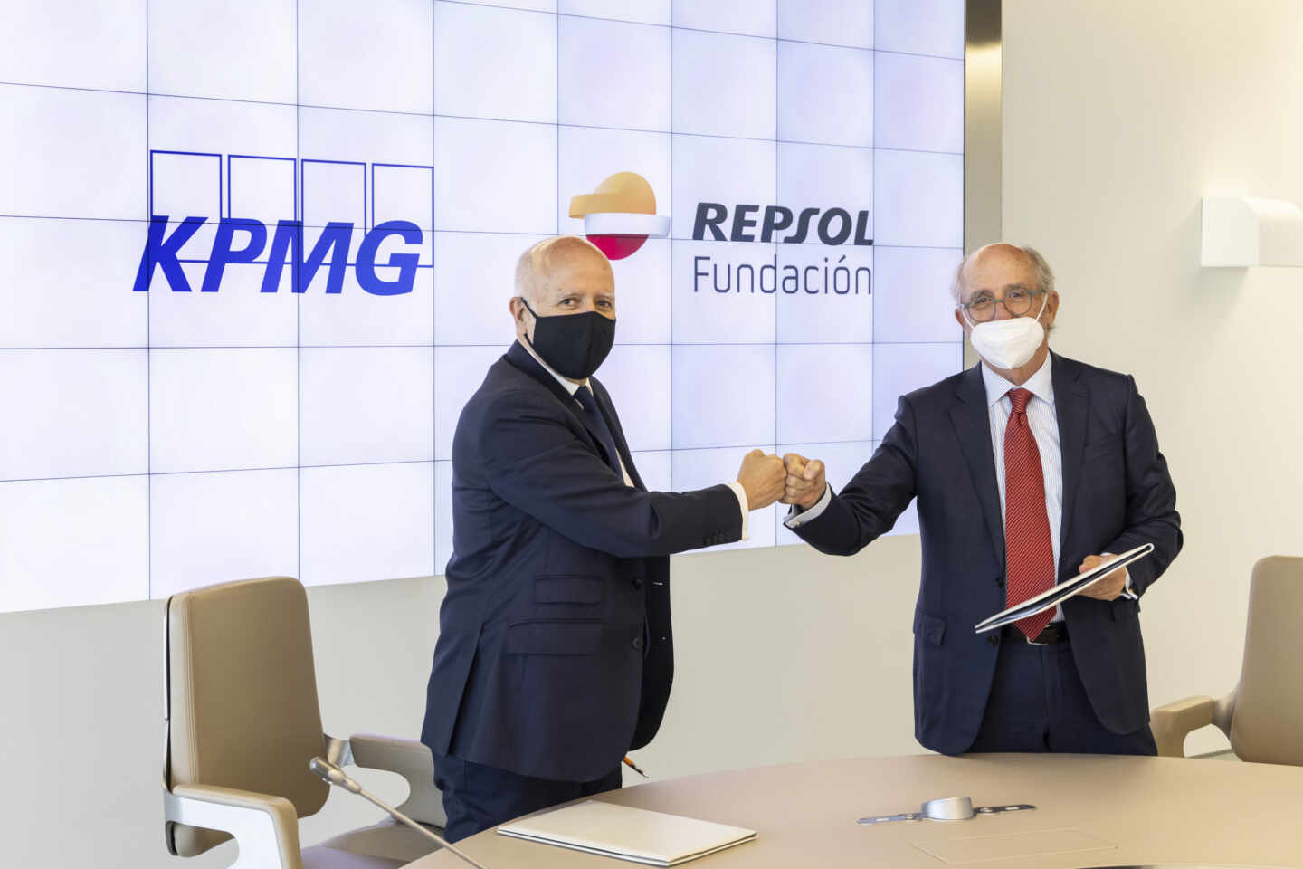 Hilario Albarracín, presidente de KPMG en España y Antonio Brufau, presidente de Fundación Repsol, durante el acto de firma del acuerdo entre ambas entidades.