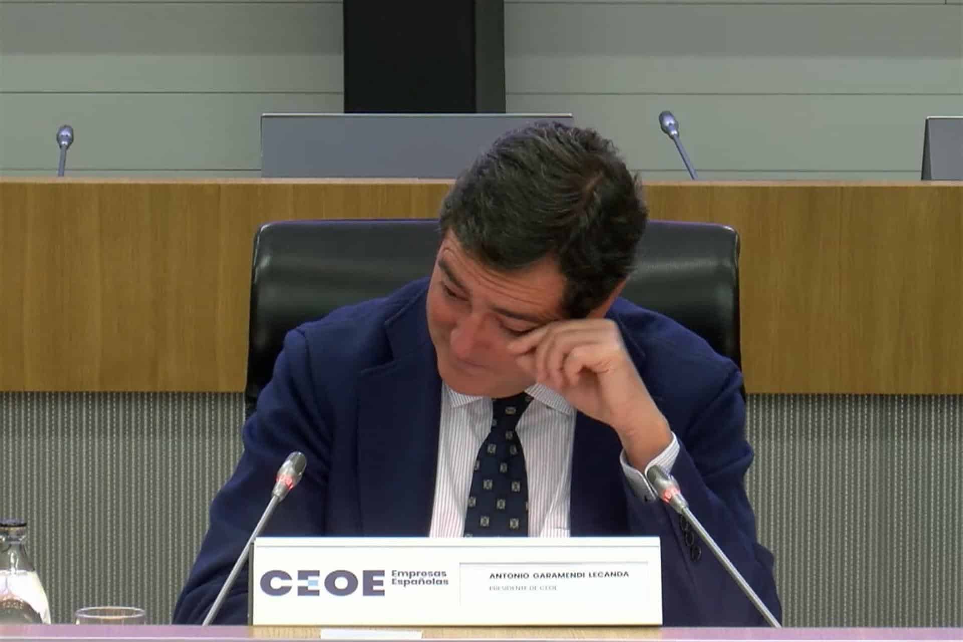 Garamendi, visiblemente emocionado tras la ovación de la CEOE.