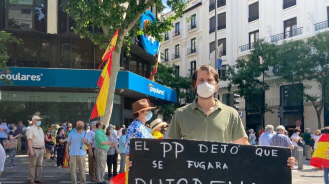 Manifestante de Colón en la sede de Génova contra el PP.