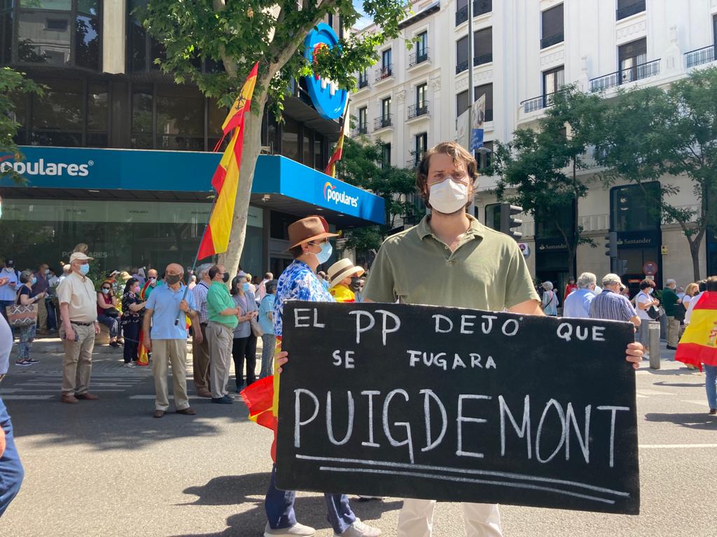 Manifestante de Colón en la sede de Génova contra el PP.