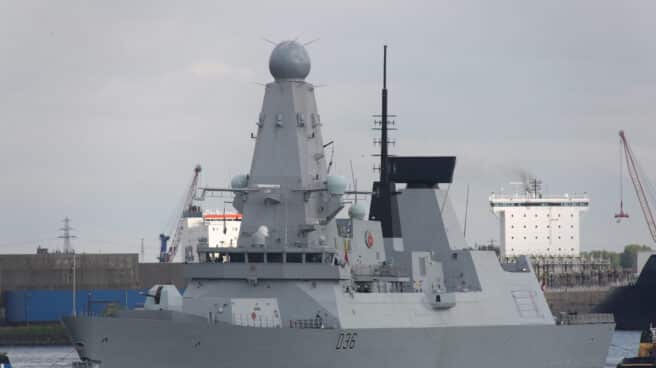 Destructor HMS Defender de la Royal Navy británica.