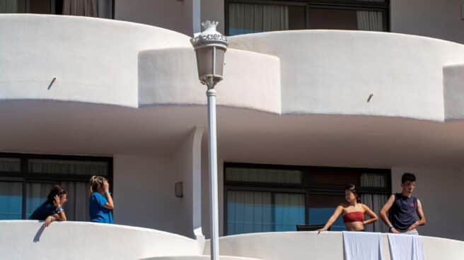 Varios estudiantes, asomados a las terrazas del hotel de Mallorca en el que permanecen aislados. Varios estudiantes, asomados a las terrazas del hotel de Mallorca en el que permanecen aislados.