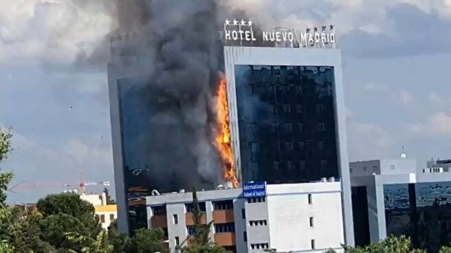 Los bomberos controlan un gran incendio en un hotel junto a la M-30 de Madrid