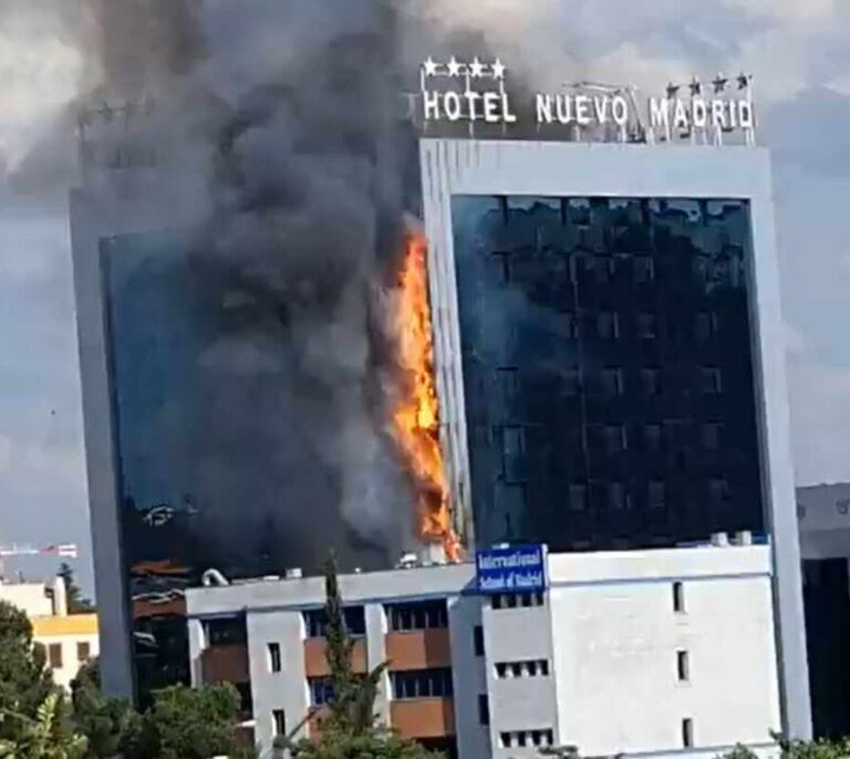 Los bomberos controlan un gran incendio en un hotel junto a la M-30 de Madrid