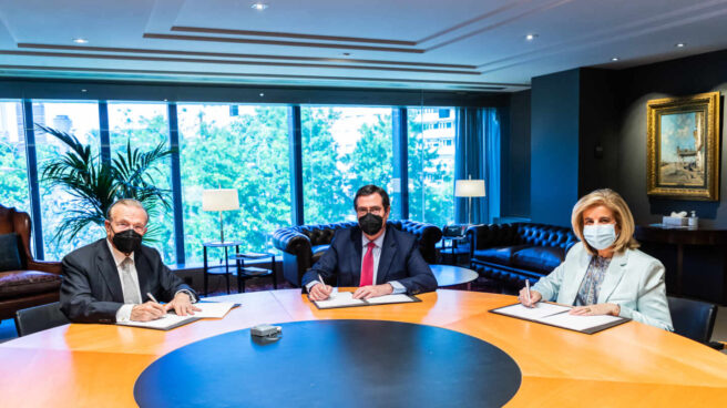 El presidente de la Fundación ”la Caixa”, Isidro Fainé; el presidente de la CEOE, Antonio Garamendi, y la presidenta de la Fundación CEOE, Fátima Báñez, firman un acuerdo para favorecer la inclusión laboral de colectivos vulnerables en el marco del programa Incorpora El presidente de la Fundación ”la Caixa”, Isidro Fainé; el presidente de la CEOE, Antonio Garamendi, y la presidenta de la Fundación CEOE, Fátima Báñez, firman un acuerdo para favorecer la inclusión laboral de colectivos vulnerables en el marco del programa Incorpora
