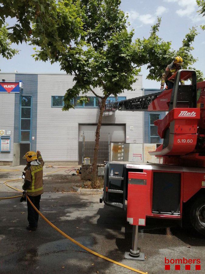 Los bomberos trabajan para extinguir un incendio en Vilanova.