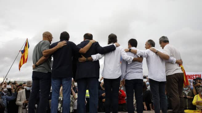 magistrado-tres-revocaciones-indultos-concedidos-gobierno Romeva, Rull, Junqueras, Cuixart, Sànchez, Turull y Form, este miércoles a la salida de la cárcel.
