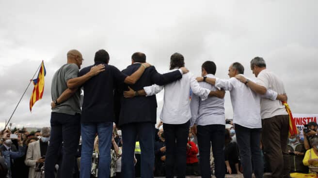 Romeva, Rull, Junqueras, Cuixart, Sànchez, Turull y Form, este miércoles a la salida de la cárcel.