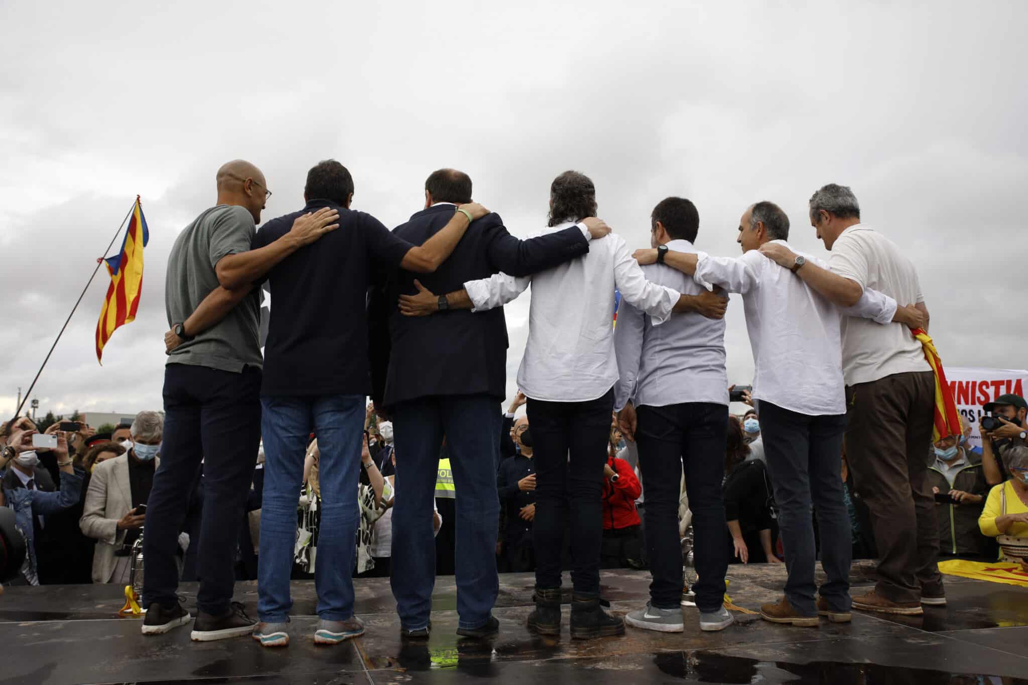 Romeva, Rull, Junqueras, Cuixart, Sànchez, Turull y Form, este miércoles a la salida de la cárcel.