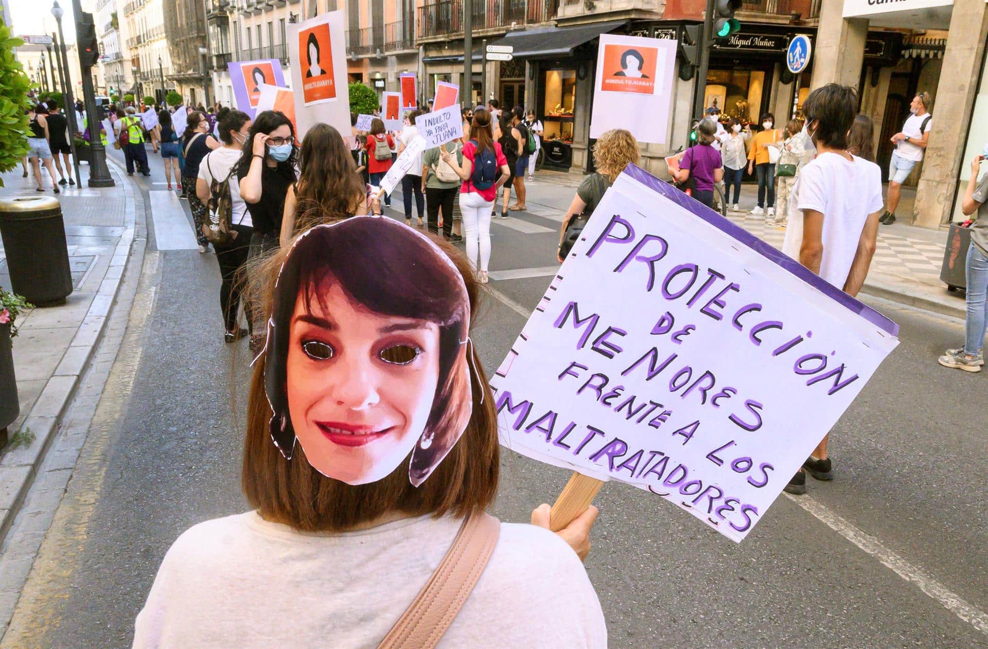 Una marcha en Granada pide el indulto para Juana Rivas.