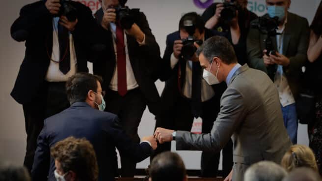 El presidente de la Generalitat, Pere Aragonès (i); y el presidente del Gobierno, Pedro Sánchez (d) El presidente de la Generalitat, Pere Aragonès (i); y el presidente del Gobierno, Pedro Sánchez (d)