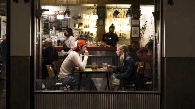 Dos jóvenes en el interior de un bar en Madrid. Dos jóvenes en el interior de un bar en Madrid.