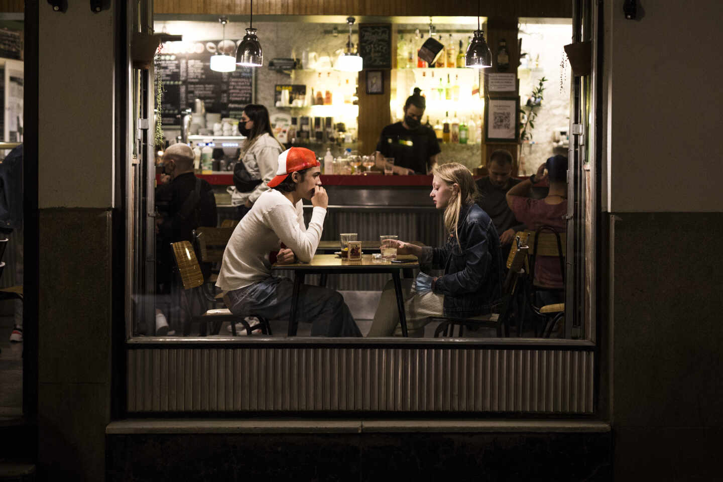 Dos jóvenes en el interior de un bar en Madrid.