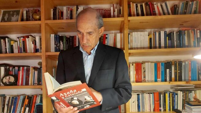 El ex dirigente socialista posa en su biblioteca con un libro