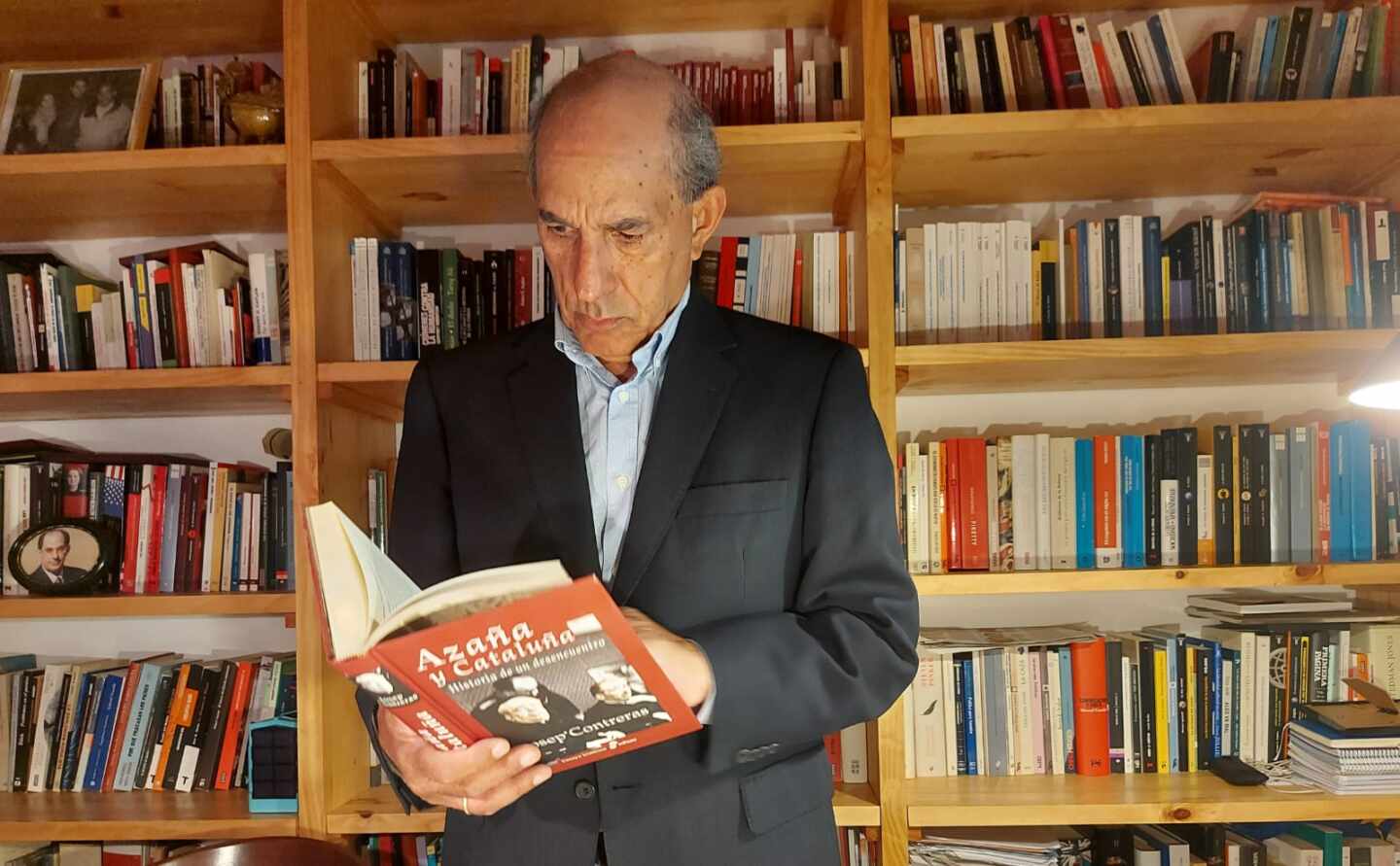 El ex dirigente socialista posa en su biblioteca con un libro