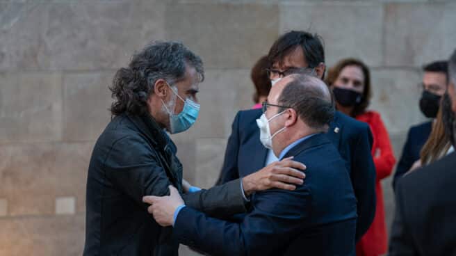 Jordi Cuixart, junto a Miquel Iceta y Salvador Illa en la investidura de Pere Aragonès. Jordi Cuixart, junto a Miquel Iceta y Salvador Illa en la investidura de Pere Aragonès.