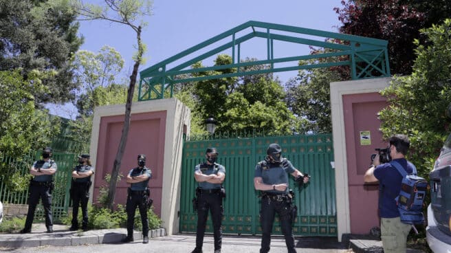 Guardias civiles, a las puertas este martes de la casa de José Luis Moreno en Boadilla del Monte (Madrid).