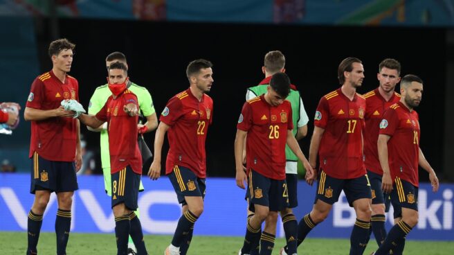 Los jugadores de la selección española, cabizbajos tras el empate frente a Polonia.