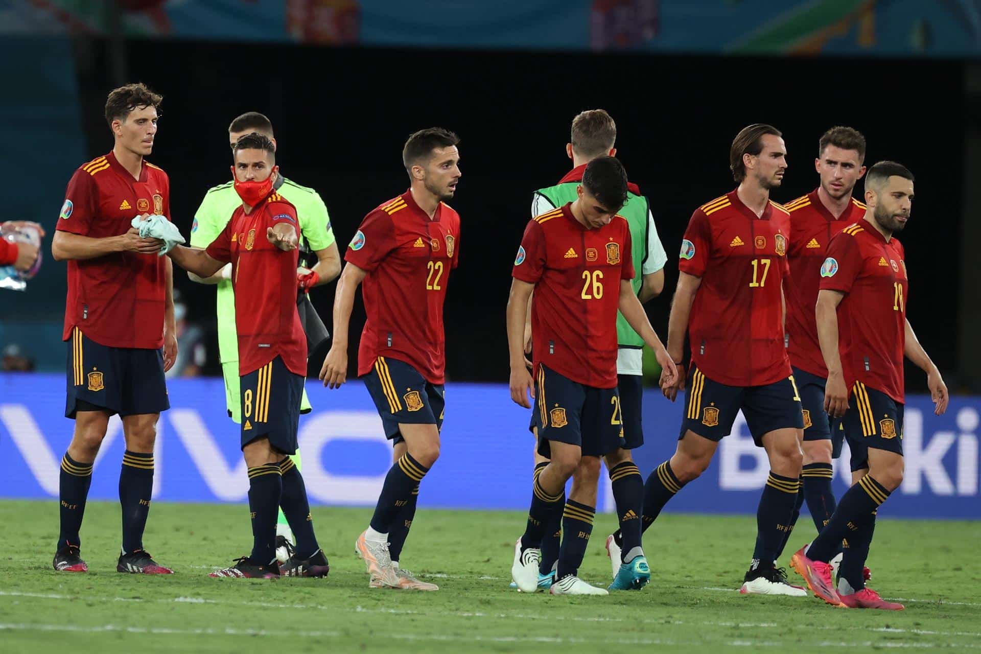 Los jugadores de la selección española, cabizbajos tras el empate frente a Polonia.