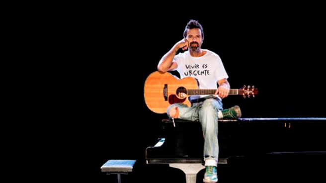 La camiseta de Pau Donés Pau Donés luciendo una camiseta de la lucha contra el cánces