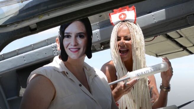 Nueva canción del verano de Leticia Sabater: Bananakiki, en la que Isabel Díaz Ayuso, Pedro Sánchez y Fernando Simón se vacunan Imagen del videoclip de Bananakiki con Leticia Sabater vacunando a Isabel Díaz Ayuso