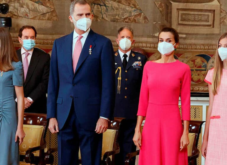Semana de Reinas: Isabel II resplandece y Letizia recicla