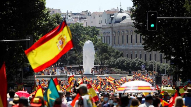 Vista de la manifestación de Colón contra los indultos desde la calle Génova.