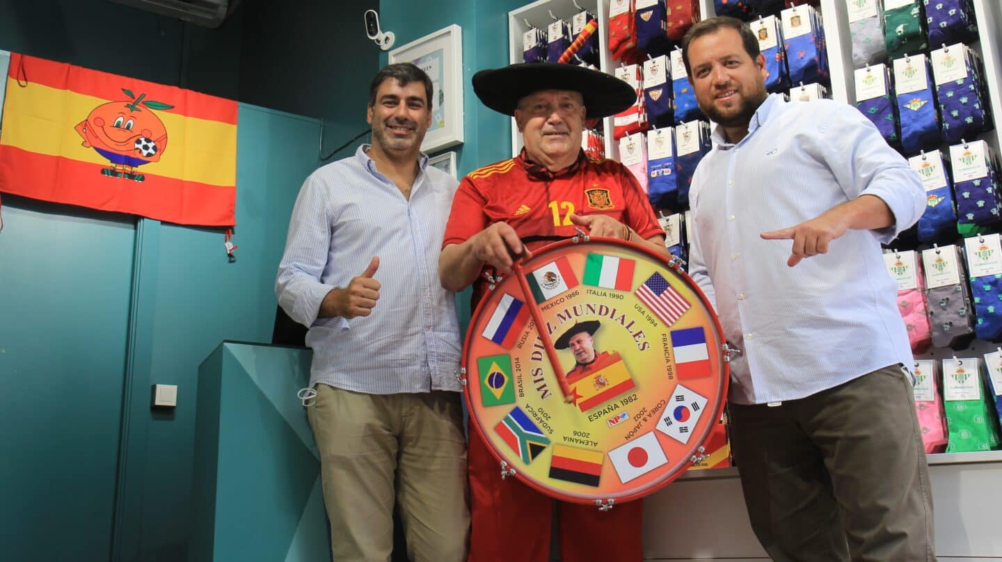 Manolo "el del Bombo" con los dos dueños de "Pepe Pinreles"