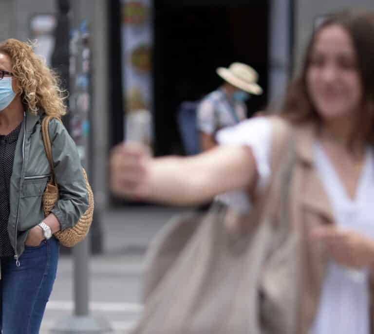 El Gobierno mantendrá la mascarilla en exteriores en conciertos y manifestaciones