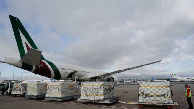 Personal del aeropuerto de Barajas descarga un cargamento de material sanitario en la primera oleada.