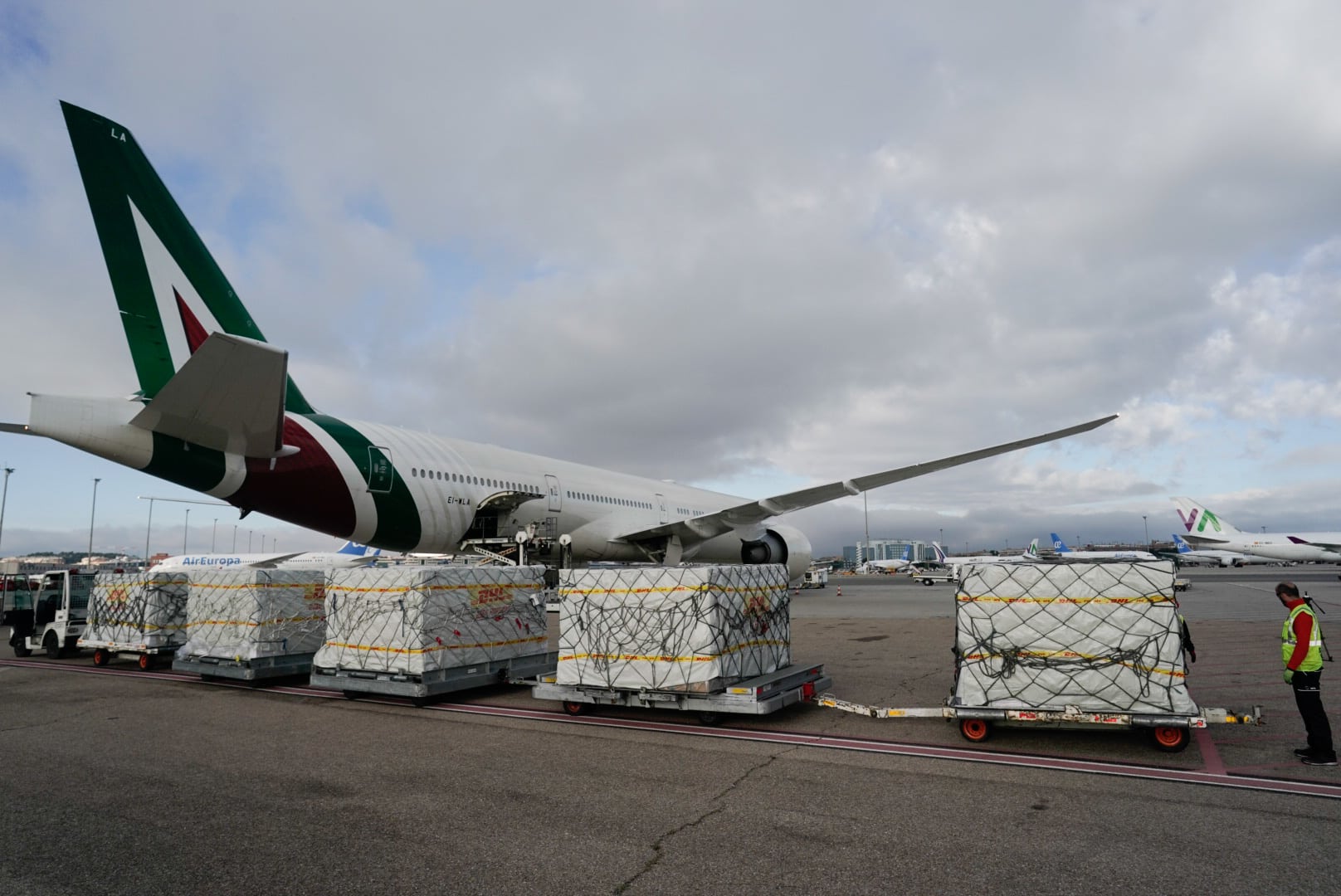 Personal del aeropuerto de Barajas descarga un cargamento de material sanitario en la primera oleada.